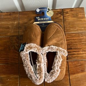 Isotoner signature, memory foam slippers